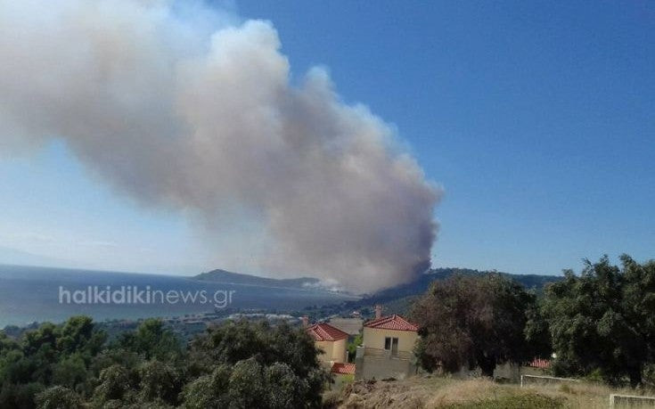 Εκκενώνονται σπίτια στην Κασσάνδρα Χαλκιδικής λόγω της μεγάλης φωτιάς